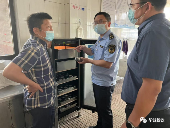 市餐飲安全監(jiān)督所來夢溪校區(qū)檢查指導(dǎo)工作